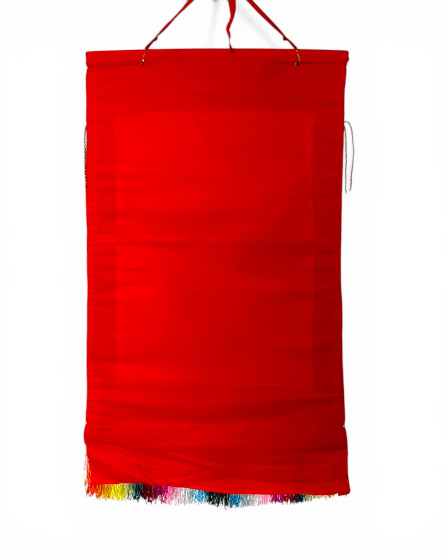 Die Rückseite des Medizin-Buddha Thangkas mit schützender roter Stoffbespannung.