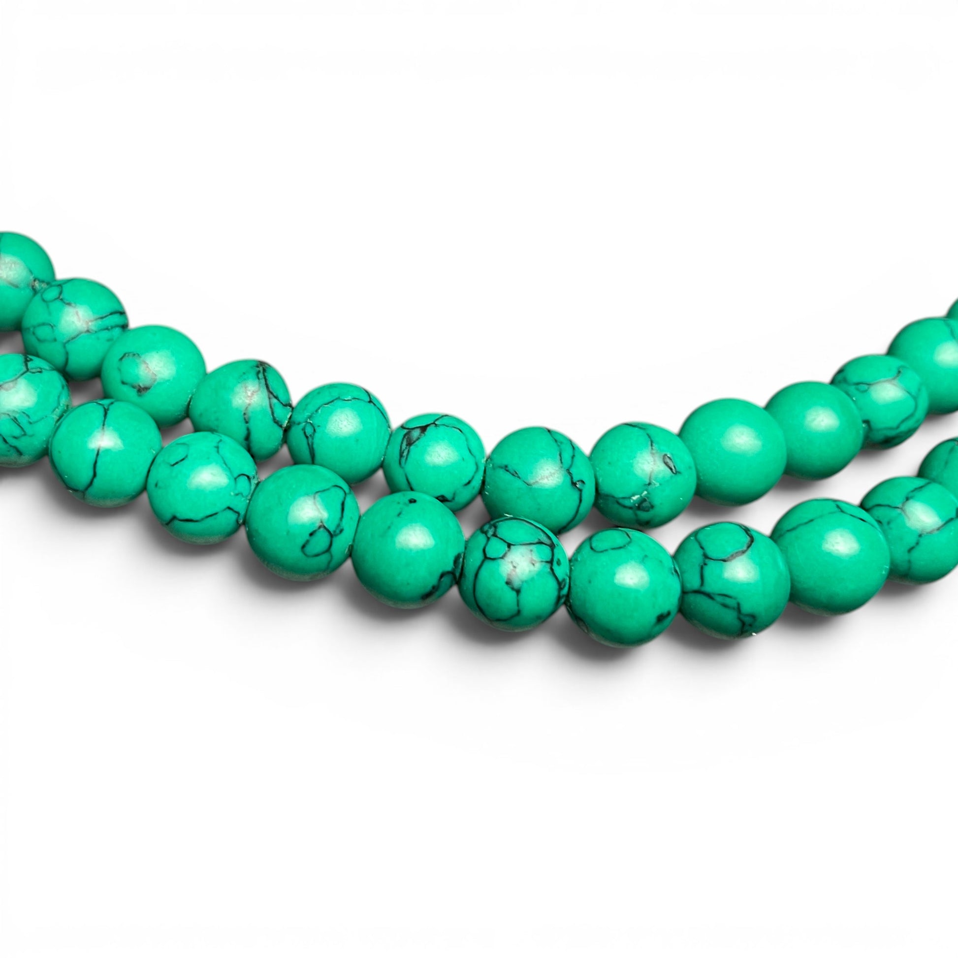 Türkis Howlith Mala Perlen Nahaufnahme – natürliche dunkle Maserung 8mm, Mala Kette Schweiz