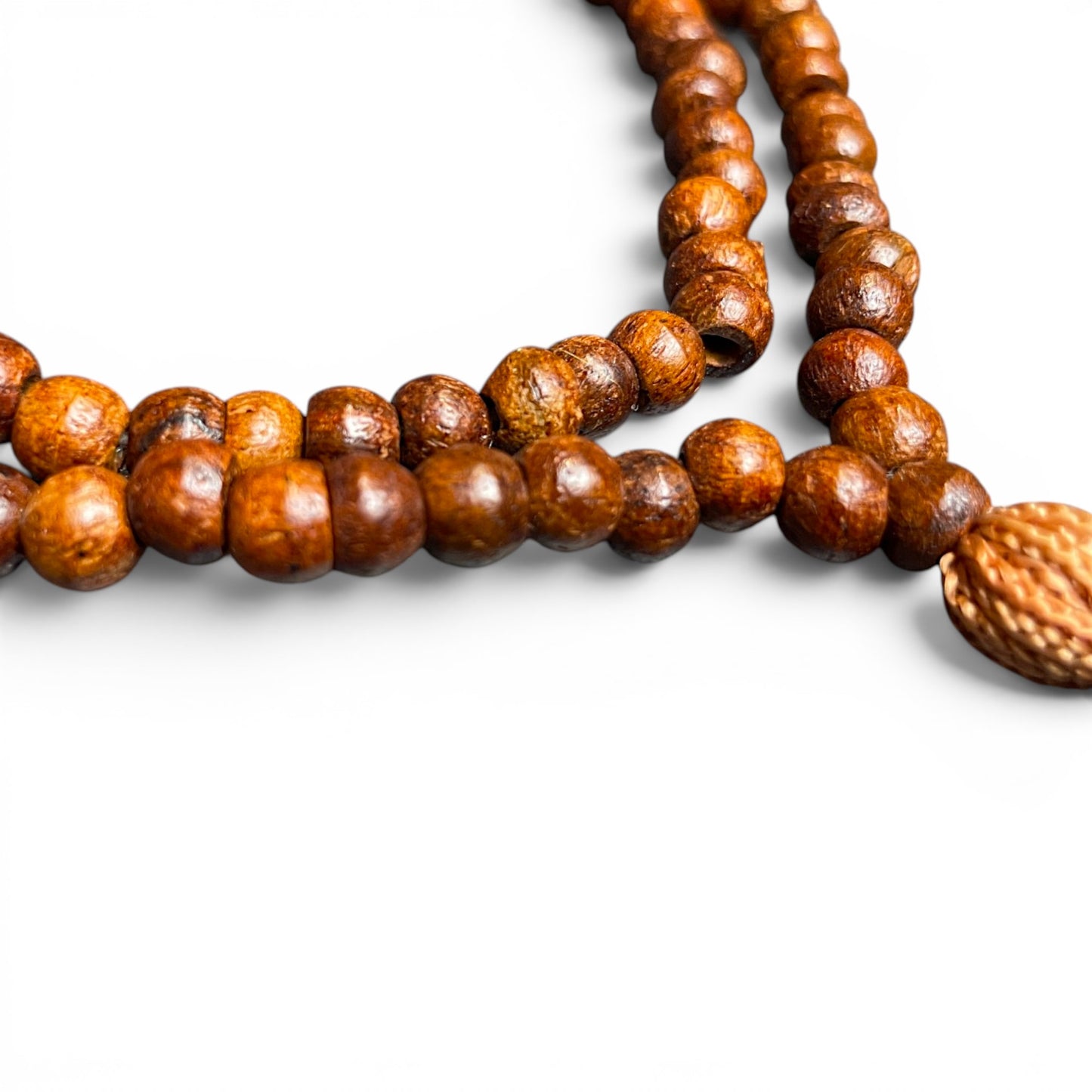 Nahaufnahme der Holzperlen einer Tulsi-Mala (Heiliges Basilikum) mit natürlicher Maserung – Himalaya Vibes Bern