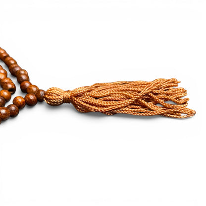Detailansicht der handgeflochtenen Seidenquaste einer Tulsi-Mala aus Holy-Basil-Holz – Himalaya Vibes Bern