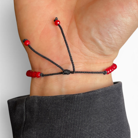 verstellbarer-makramee-verschluss-schwarz-mit-roten-perlen-himalaya-vibes-online-shop