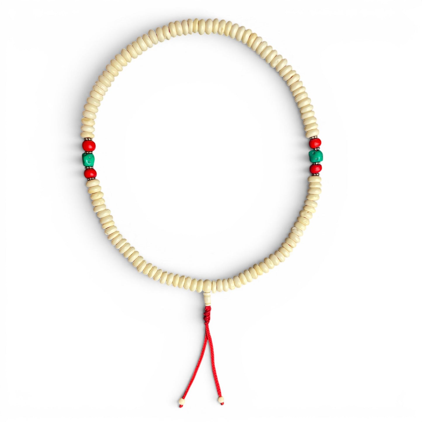 Detail des roten Abschlussfadens der Yak-Knochen Mala mit 108 Perlen und 10 mm Perlen