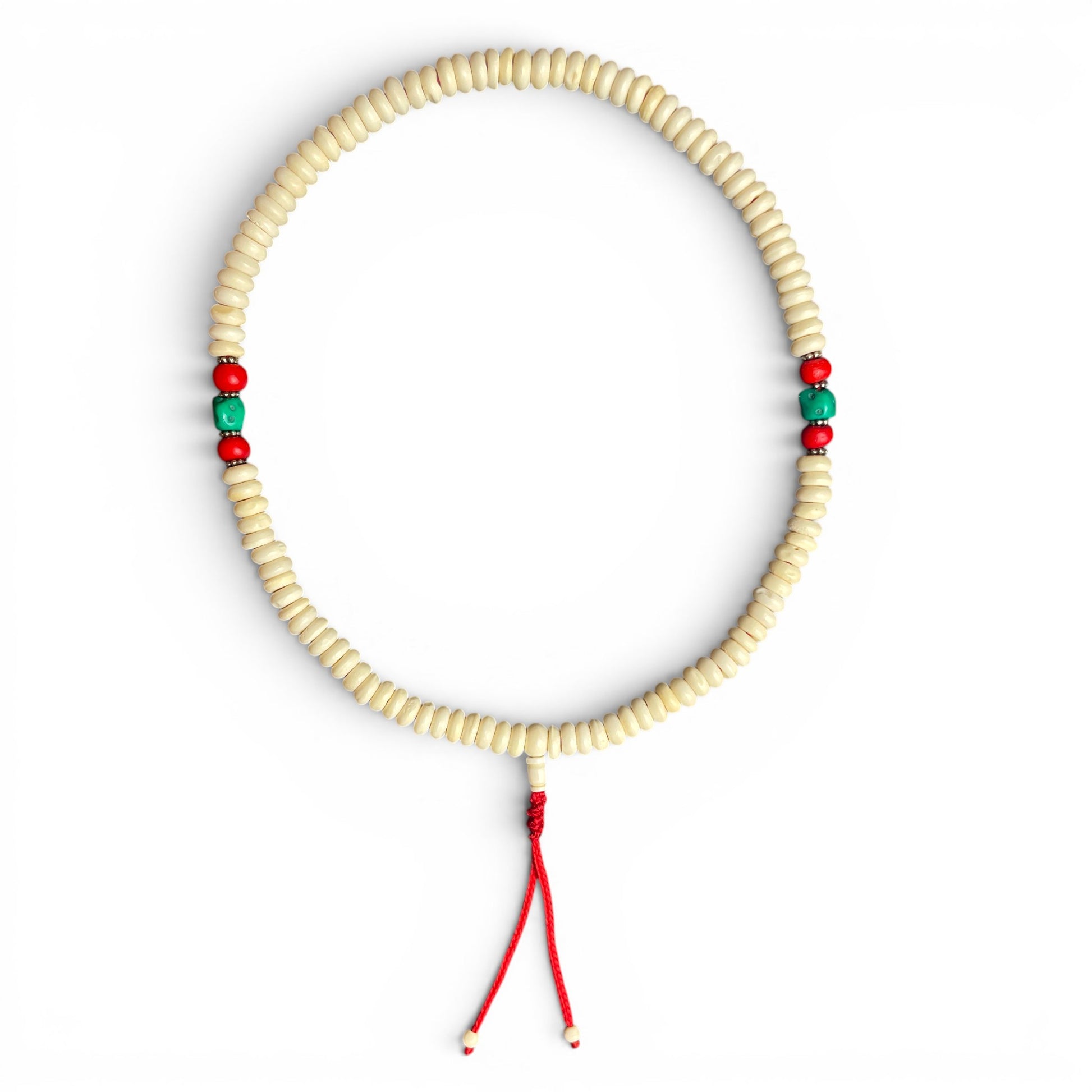 Detail des roten Abschlussfadens der Yak-Knochen Mala mit 108 Perlen und 10 mm Perlen