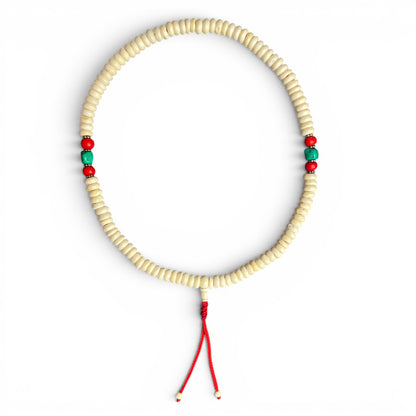 Detail des roten Abschlussfadens der Yak-Knochen Mala mit 108 Perlen und 10 mm Perlen