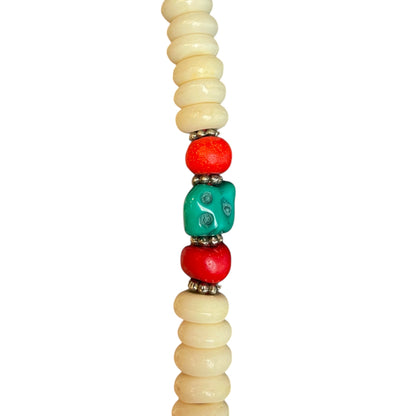 Detail der Yak-Knochen Mala mit echtem Türkis, roten Holzperlen und Metall-Spacern