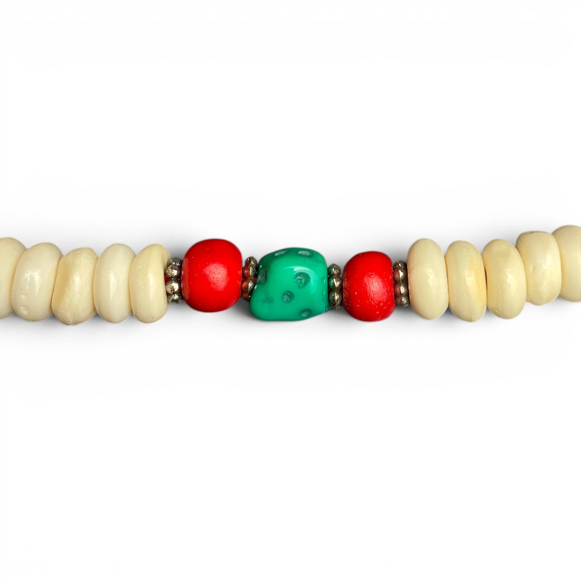Nahaufnahme der Yak-Knochen Mala mit Türkis, roten Holzperlen und hellen Yak-Knochen-Perlen