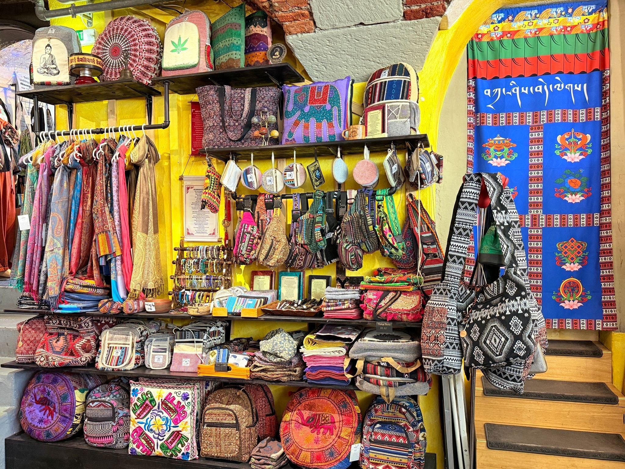 yoga Kissen Rucksäcke Bauchtaschen Beutel Edelsteine Mineralien Kassenpult Himalaya Vibes Bern – Tibet Laden & Online Shop in der Schweiz