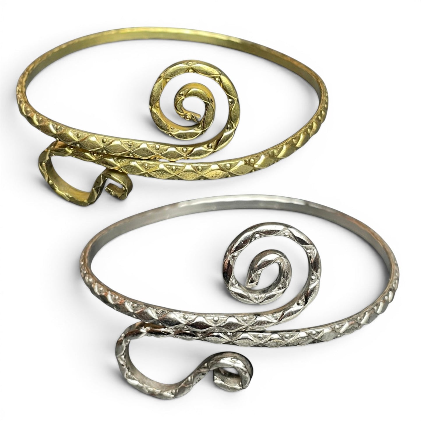 Oberarmreif aus Messing in Gold und Silber im direkten Vergleich – Himalaya Vibes Bern